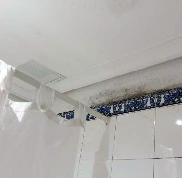 humedad por condensación - moho baño - baños pequeños - condensation